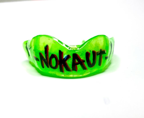 Ochraniacz na zęby - zielony z napisem NOKAUT